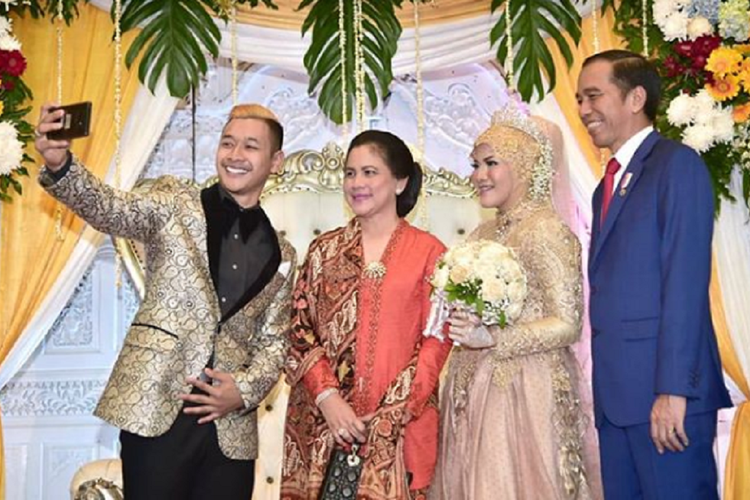 Presiden Joko Widodo menghadiri resepsi pernikahan pasangan atlet pencak silat peraih medali emas Asian Games 2018, Pipiet Kamelia dan Hanifan Yudani Kusumah, di TMII Jakarta, Sabtu (5/1/2019).
