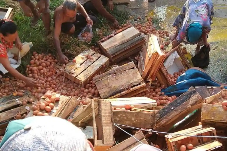 Mobil Pikap Terguling di Purbalingga, Muatan Telur Habis Dijarah Warga