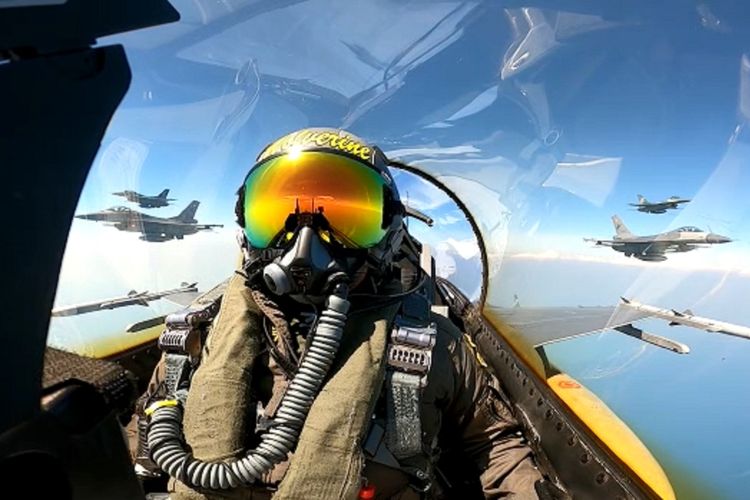 Danskadron udara 3 Letkol Pnb Agus Dwi A mengucapkan dirgahayu ke 76 RI di ketinggian 1.000 kaki. Delapan pesawat F-16 Fighting Falcon tergabung dalam “Garuda Flight” menyuguhkan manuver bomb burst tepat diatas Istana Kepresidenan Jakarta dalam <a href='https://manado.tribunnews.com/tag/upacara' title='upacara'>upacara</a> pengibaran bendera <a href='https://manado.tribunnews.com/tag/peringatan' title='peringatan'>peringatan</a> HUT ke 76 RI di istana merdeka.