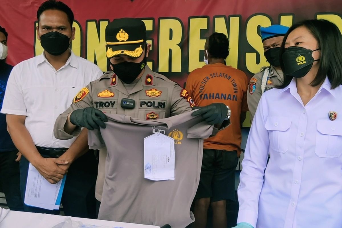 Waka Polres Cirebon Kota Kompol Ahmad Troy menunjukan barang bukti saat gelar perkara di Mapolres Cirebon Kota pada Senin (7/3/2022).