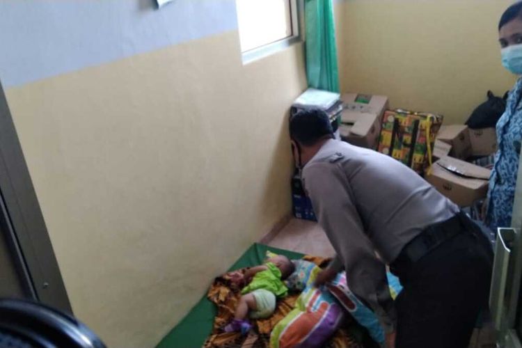 Bayi yang dibuang di rumah Kusni saat dirawat di Puskesmas Desa Jepang, Kecamatan Mejobo, Kabupaten Kudus, Jawa Tengah, Rabu (17/3/2021). 
