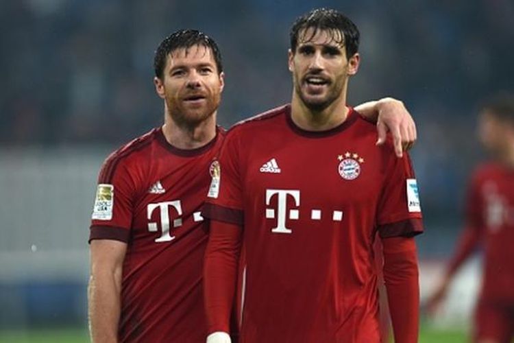 Javi Martinez (kanan) bersama rekan setimnya asal Spanyol, Xabi Alonso, saat membela Bayern Muenchen dalam laga melawan Schalke pada pertandingan Liga Jerman di Stadion Allianz Arena, Sabtu (21/11/2015). Martinez menjagokan Argentina di Piala Dunia 2022 karena ada Lionel Messi.