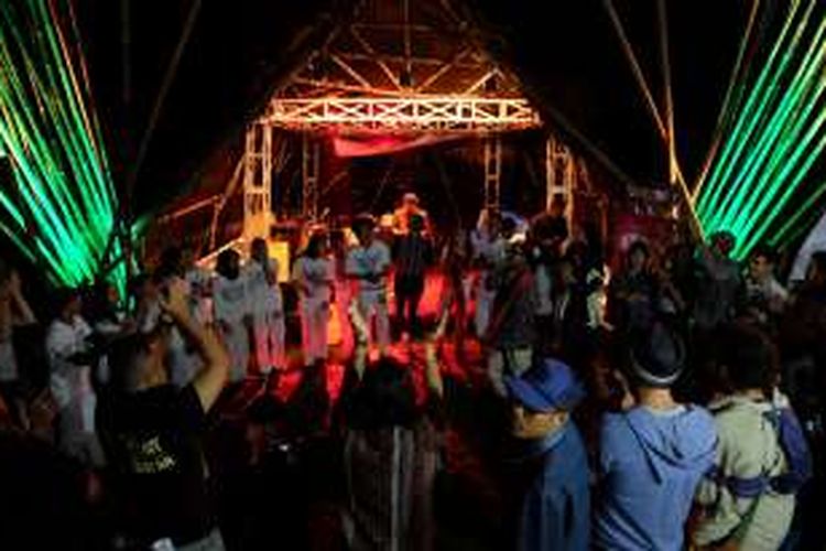 Penonton konser  berjoget bersama di depan panggung utama Eco Camp Music yang digelar di Taman Nasional Gunung Halimun-Salak, Bogor, Kamis (2/6/2016).