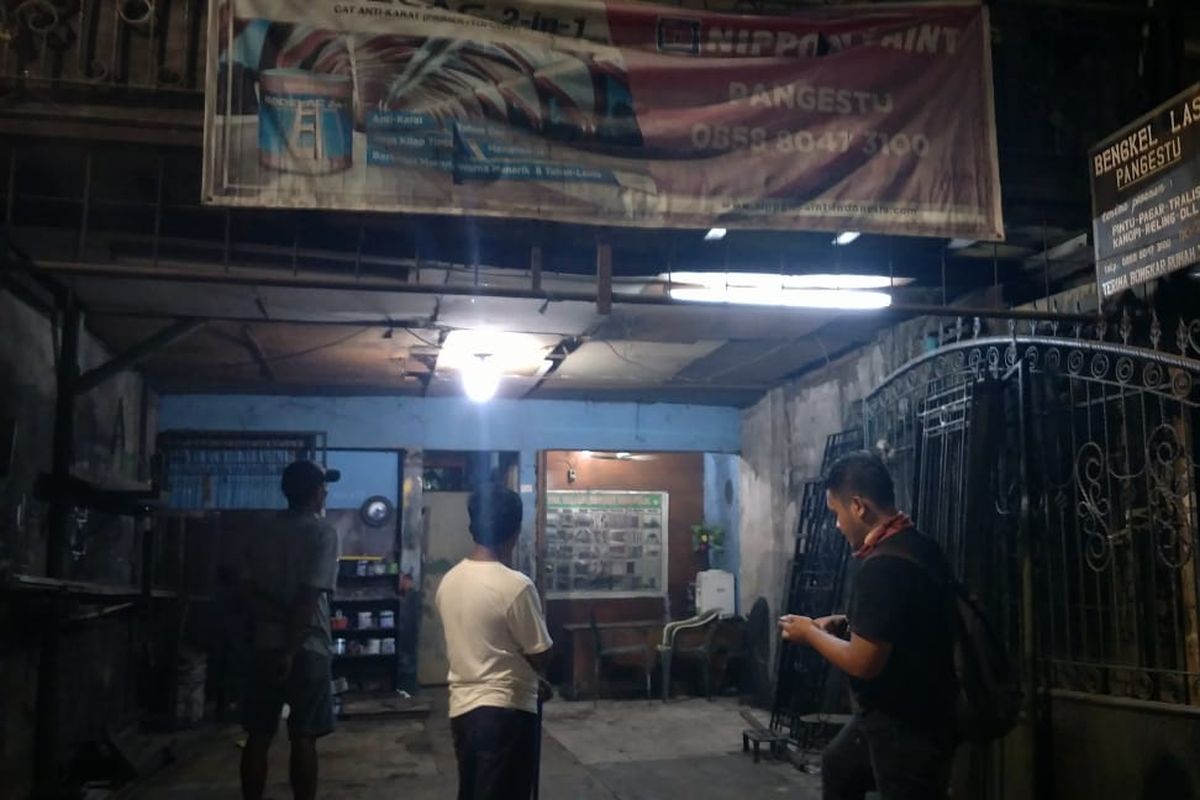 Rumah sekaligus bengkel las Muhadi di Jalan Pejompongan Raya, Jakarta Pusat, Senin (30/9/2019). Muhadi merasa terganggu karena selalu terkena imbas gas air mata tiap kericuhan pecah di sekitar rumahnya.