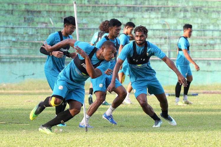 Persiapan babak 8 besar Piala Presiden 2022, pemain Barito Putera Donni Harold Monim dan Franc Richard Sokoy latihan di Stadion Gajayana Malang, Kamis (30/6/2022) sore.