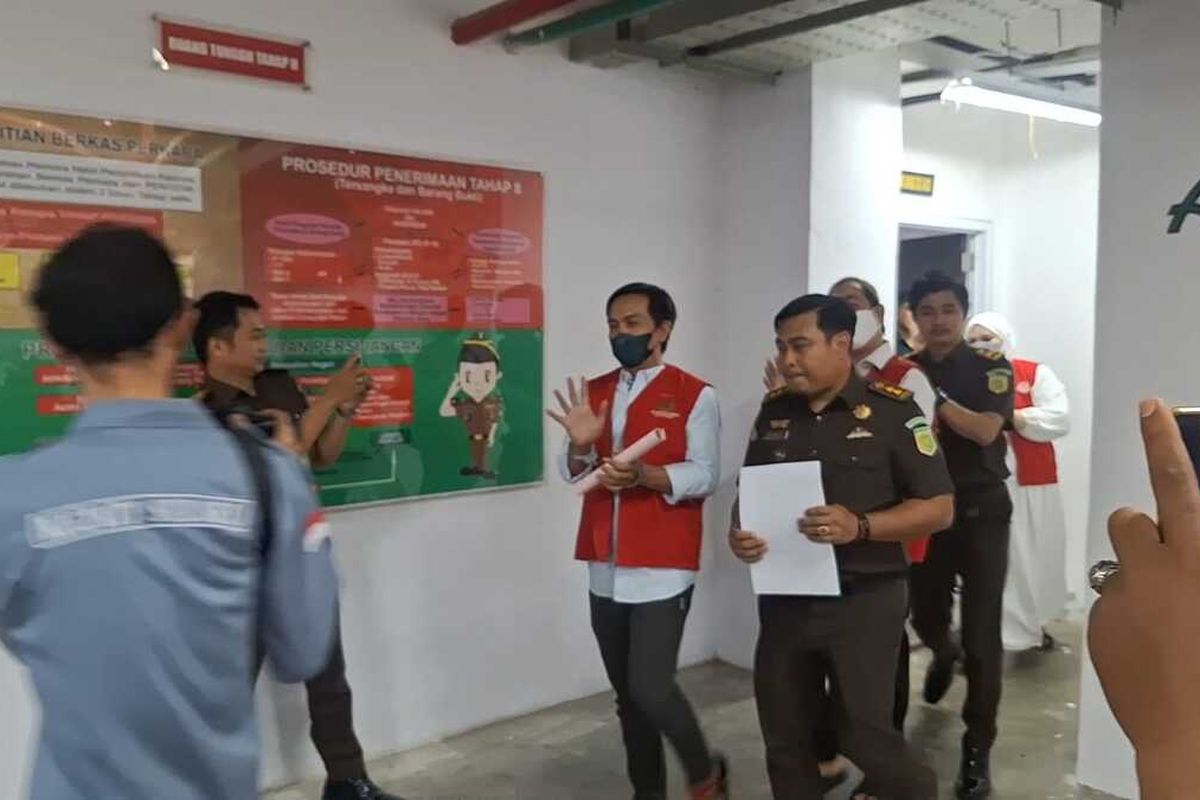 Tiga tersangka kasus kosmetik mengandung bahan berbahaya yang digiring petugas menuju mobil tahanan untuk dibawa ke Rutan Makassar usai penyerahan berkas perkara dan barang bukti di Kejari Makassar, Kota Makassar, Sulsel, Senin (3/2/2025).