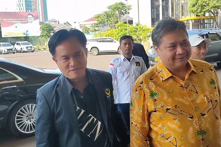 Ketua Partai Golkar Airlangga Hartarto bersama Ketua PBB Yusril Ihza Mahendra di kantor DPP Partai Golkar, Slipi, Jakarta, Selasa (21/3/2023).