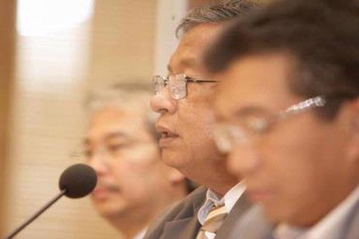 Deputi Senior Gubernur Bank Indonesia Darmin Nasution (tengah) memberikan keterangan pers bersama Deputi Gubernur Bank Indonesia, Hartadi A Sarwono (kiri) dan Muliaman D Hadad di Gedung Bank Indonesia, Jakarta.