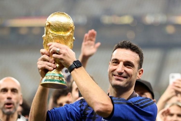 Pelatih timnas Argentina, Lionel Scaloni, mengangkat trofi Piala Dunia. Argentina menjadi juara Piala Dunia 2022 usai mengalahkan Perancis pada laga final yang digelar di Stadion Lusail, Minggu (18/12/2022). (Photo by Julian Finney/Getty Images) (Photo by JULIAN FINNEY / GETTY IMAGES EUROPE / Getty Images via AFP)