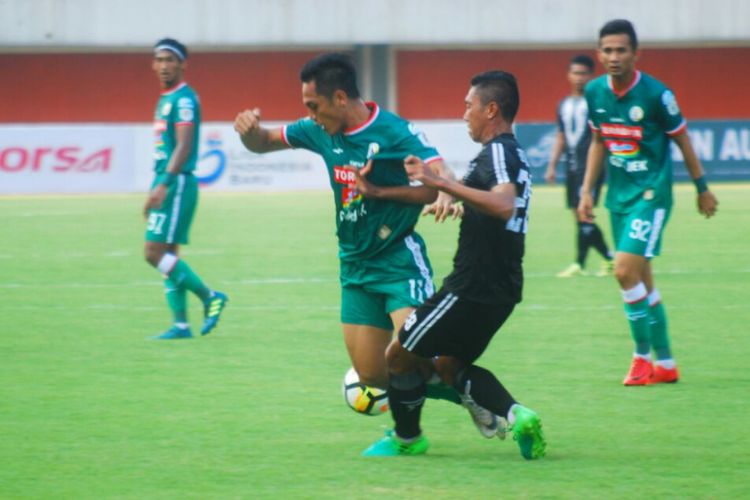 Striker PSS Sleman I Made Wirahadi saat dihadang pemain PSMP Mojokerto Putra. Di laga yang digelar di Stadion Maguwoharjo , PSS Sleman berhasil menang 3-1 atas PSMP Mojokerto Putra