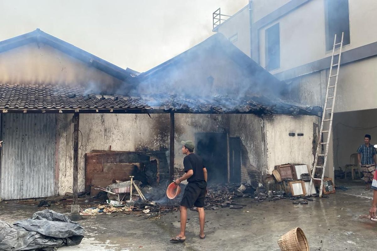 Warga saat berusaha memadamkan api yang melalap bekas gudang penggilingan padi di Desa Singkalanyar, Kecamatan Prambon, Kabupaten Nganjuk, Jawa Timur, Kamis (15/8/2024) sore. 