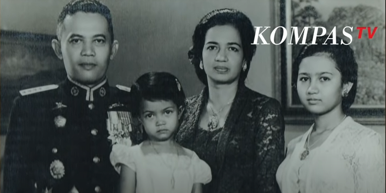 Foto keluarga Jenderal AH Nasution bersama istri dan kedua anaknya. Putri bungsunya, Ade Irma Suryani turut tewas dalam peristiwa G30S. Saat itu Ade baru berusia 5 tahun.