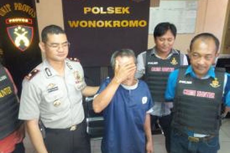 Yudi (74), kakek yang menghamili cucunya, diamankan di Polsek Wonokromo, Surabaya.