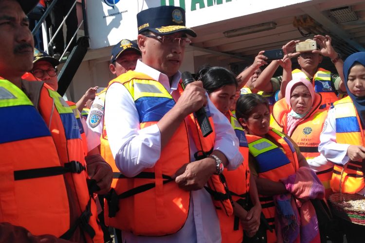 Menteri Perhubungan, Budi Karya Sumadi di atas kapal Sumut I di Danau Toba, Simalungun, Sumut, Kamis (5/7/2018).
