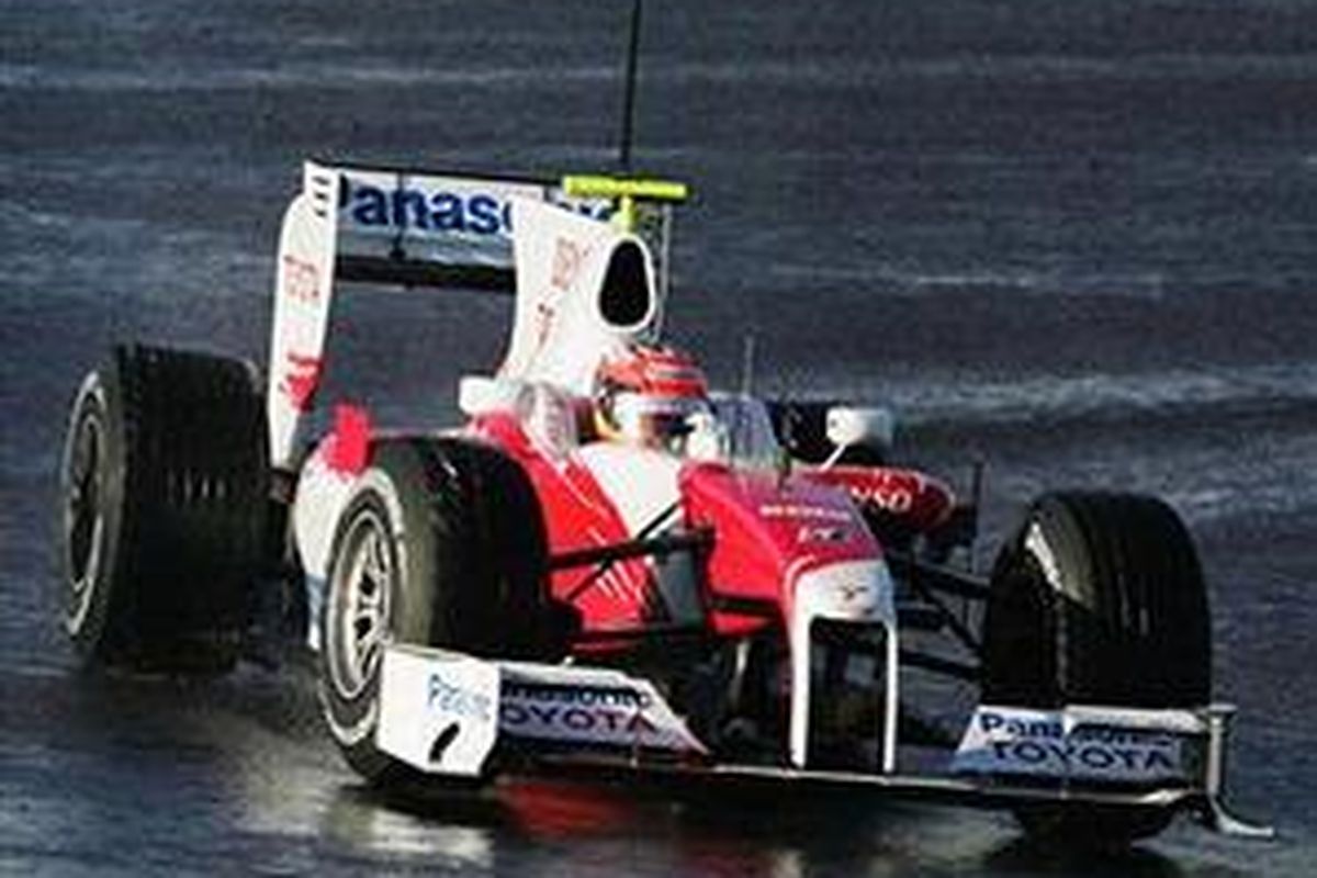 Toyota TF109 saat uji coba di sirkuit Portimao, Portugal. Bagian belakangnya ilegal