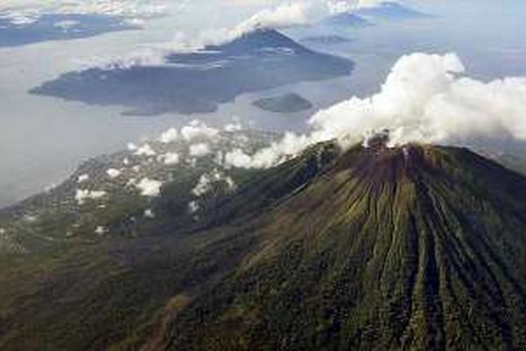 Gunung Gamalama di Ternate, Maluku Utara, mengeluarkan asap tipis dari kawah, Jumat (11/3/2016). Gamalama adalah salah satu gunung aktif di Indonesia.