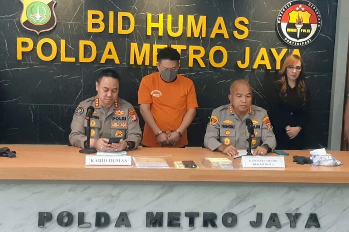 Kabid Humas Polda Metro Jaya Kombes Trunoyudo bersama Kapolres Metro Bekasi Kombes Hengki saat konferensi pers penangkapan pengedar uang palsu di Polda Metro Jaya, Jumat (10/2/2023).