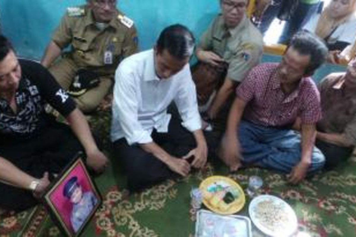 Gubernur DKI Jakarta Joko Widodo menemui ayah Renggo Khadafi, siswa SD yang tewas dianiaya kakak kelasnya, Selasa (6/5/2014).

