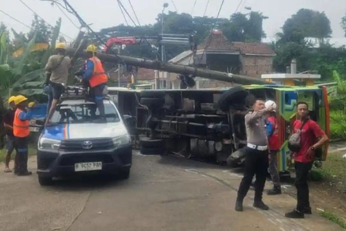 Sebuah odong-odong mengalami kecelakaan tunggal di Jalan Raya Desa Jatidukuh, Kecamatan Gondang, Kabupaten Mojokerto, Jawa Timur, pada Sabtu (28/3/2026) sekitar pukul 09.00 WIB.