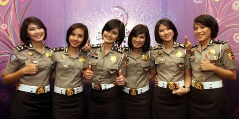 Para polisi wanita (kiri ke kanan) Bripda Esty Apriliana, Bripda Eka Rachma, Brigadir Lina, Briptu Eka Frestya, Brigadir Dara Intan, dan Bripda Inggried Febrian Charlotte mewakili NTMC dan Korlantas Polri yang terpilih sebagai pemenang untuk kategori Penonton dan Komunitas Terdahsyat pada acara Dahsyatnya Awards 2014, di Hall D JIExpo, Kemayoran, Jakarta Pusat, Selasa (21/1/2014) malam. Dahsyatnya Awards kali ini mengambil tema 'Dahsyatnya Cinta Indonesia'.