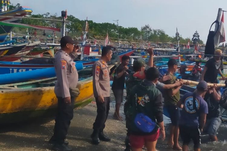 Polisi saat melakukan evakuasi terhadap korban Kapal Mekar Jaya yang terbalik di Banyuwangi, Rabu (6/9/2023)