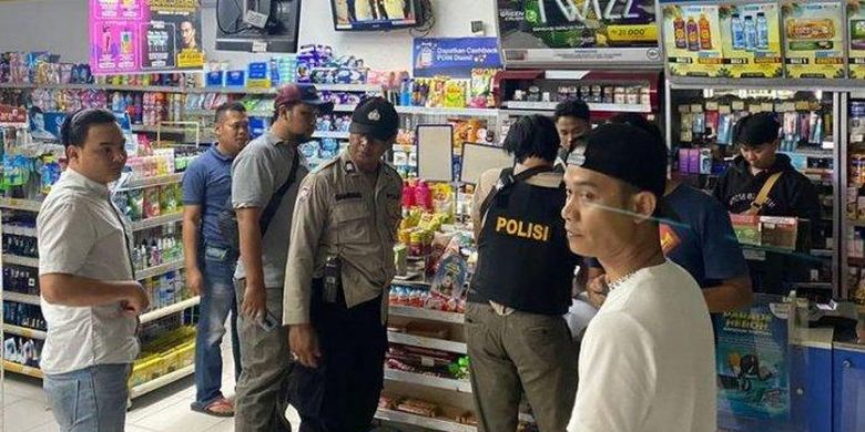 Polisi melakukan olah TKP perampokan yang terjadi di minimarket Indomaret yang berada di Jalan Raya Maracang, Desa Maracang, Kecamatan Babakancikao, Kabupaten Purwakaera, Jawa Barat pada Kamis (11/5/2023) malam. 