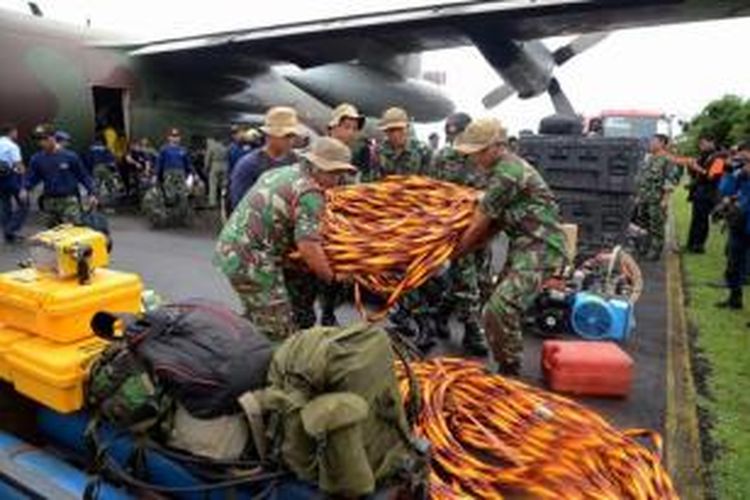 Anggota Marinir menyiapkan peralatan selam untuk pencarian pesawat AirAsia QZ8501, saat tiba di Pangkalan Bun, Kalimantan Tengah, Rabu (31/12/2014). Dua dari tujuh jenazah jatuhnya pesawat AirAsia QZ8501 yang telah ditemukan berhasil dibawa ke posko untuk kemudian diidentifikasi di RSUD Sultan Imanudin.