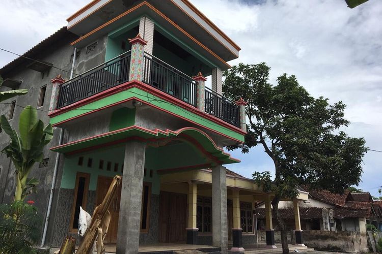 Rumah dua lantai di Dusun Telukan, Desa Wanglu, Kecamatan Trucuk, Kabupaten Klaten, Jawa Tengah yang menjadi sorotan karena dipasangi stiker keluarga miskin, Senin (23/12/2019).