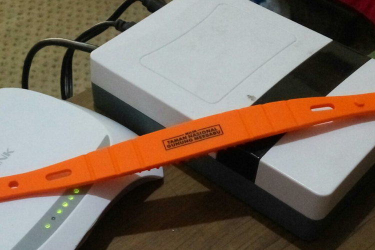 Gelang RFID yang wajib digunakan pendaki Gunung Merbabu.