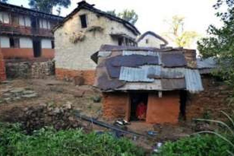 Di beberapa tempat di Nepal barat, perempuan yang sedang menstruasi diasingkan di gubuk tanpa ventilasi.
