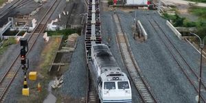 PT Kereta Api Indonesia (Persero) terus melanjutkan pengiriman gerbong datar sebagai bagian dari penguatan layanan logistik nasional sekaligus bentuk nyata dukungan terhadap produk dalam negeri. 
