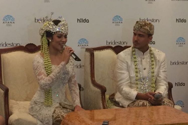 Raisa Andriana dan Hamish Daud saat menggelar konferensi pers tentang pernikahannya di Jasmine Meeting Room di Hotel Ayana MidPlaza Jakarta, Minggu (3/9/2017).