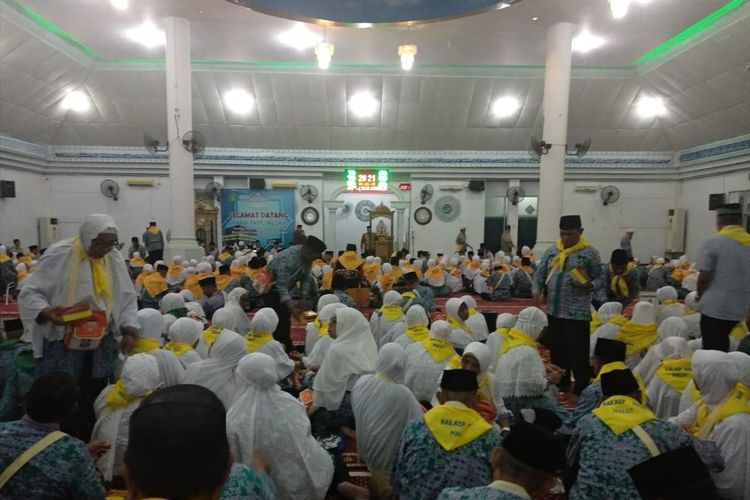 Calon jemaah haji asal Kepulauan Maluku saat tiba di asrama haji Sudiang, Makassar, Rabu (10/7/2019). CJH ini tergabung dalam embarkasi Makassar. 