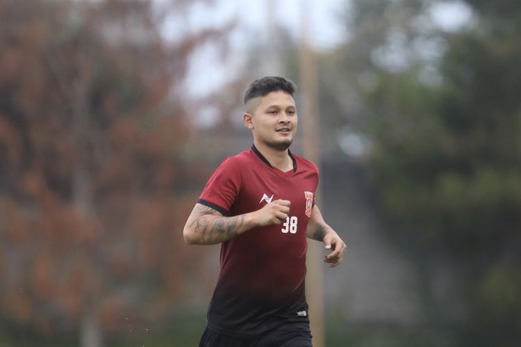 Mantan pemain Timnas Indonesia Syamsir Alam ikut latihan bersama Borneo yang Sedang melakukan TC di Kota Batu Jawa Timur, Minggu (08/09/2019) pagi.