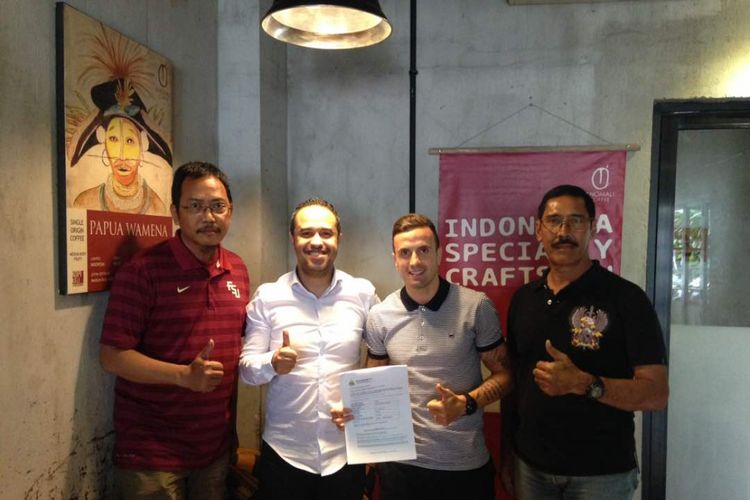 Paulo Sergio Moriera Gonzalves menandatangani kontrak bersama Bhayangkara FC di salah satu kafe di Jakarta Selatan, Sabtu (29/4/2017).