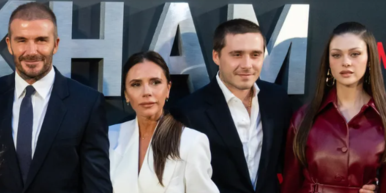 Brooklyn Peltz Beckham, istrinya Nicola Peltz Beckham, dan sang ibu Victoria Beckham di acara karpet merah pemutaran perdana dokumenter Beckham di London pada Oktober 2023. 
