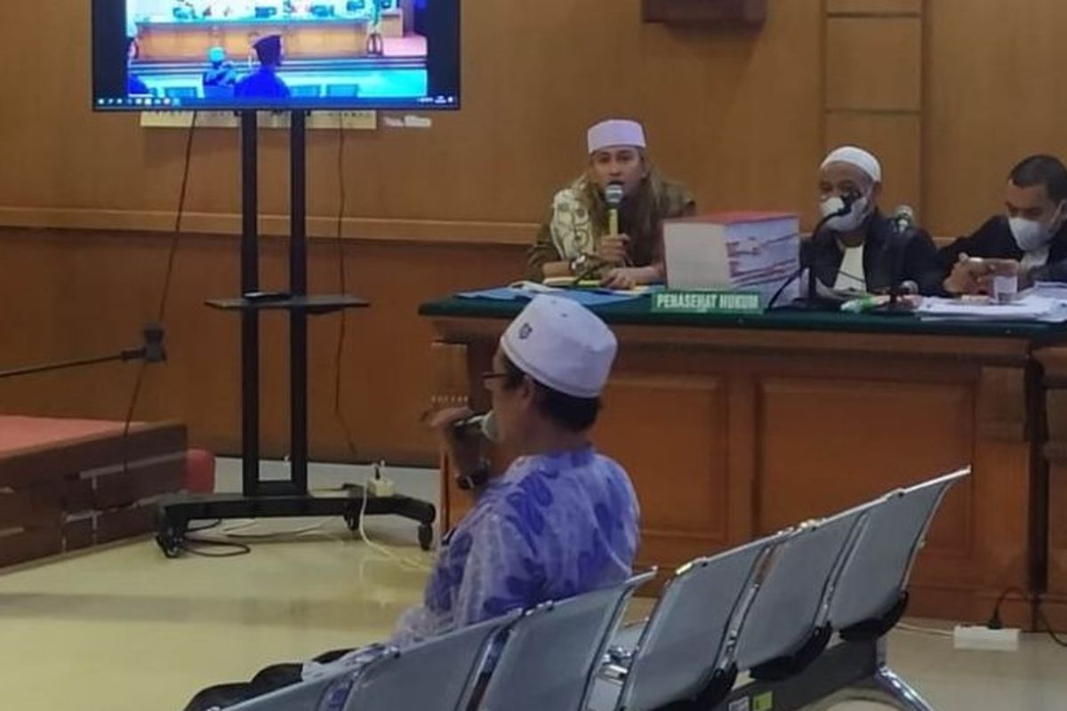 Jaksa penuntut umum menghadirkan saksi Faisal Sobari, pimpinan pondok pesantren di Garut, pada sidang kasus berita bohong Bahar Smith di Pengadilan Negeri Bandung, Jawa Barat, Selasa (17/5/2022). 