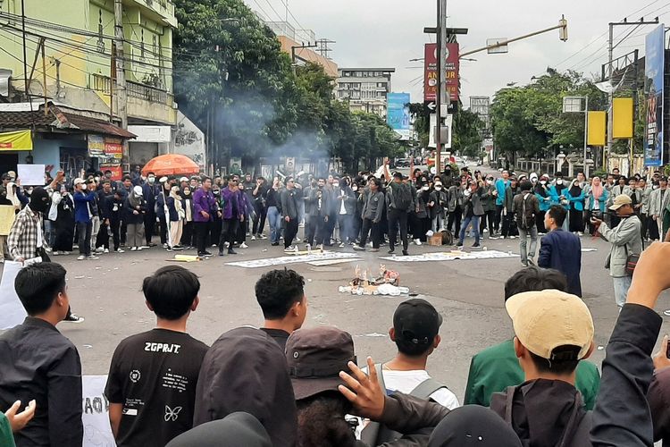 Forum Badan Eksekutif Mahasiswa Daerah Istimewa Yogyakarta Minggu (11/09/2022) mengelar aksi demo di simpang tiga Jalan Gejayan, Sleman. Aksi demo ini untuk menolak kenaikan harga bahan bakar minyak (BBM).