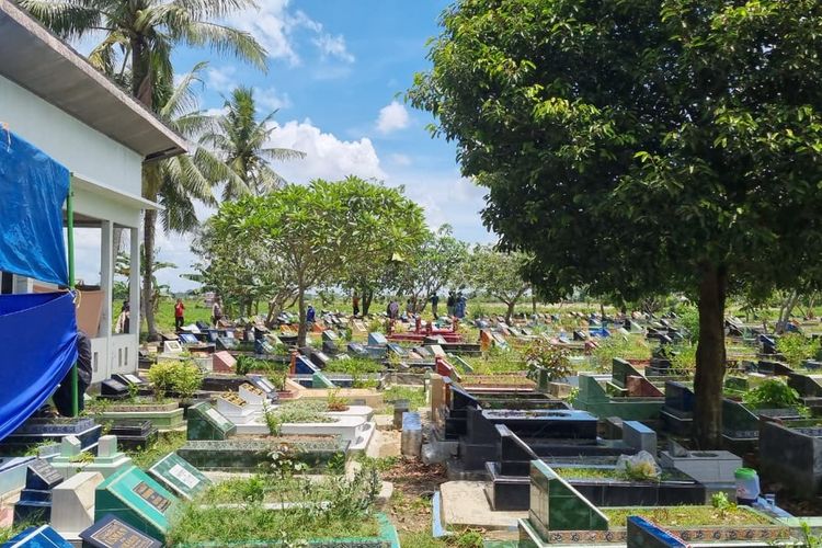 Suasana ekshumasi jenazah Anti yang berlangsung di Tempat Pemakaman Umum (TPU) Talang Petai, Kecamatan Plaju Darat, Palembang, Selasa (14/10/2025).