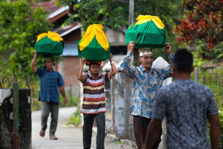 Potret warga aceh membawa makanan ke masjid untuk acara kenduri maulid.