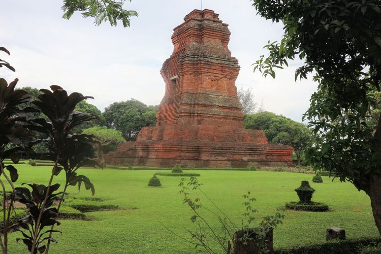 Candi Brahu di Desa Bejijong, Kecamatan Trowulan, Kabupaten Mojokerto, Jawa Timur, ditutup untuk umum sejak 21 Juni 2021 hingga 2 Juli 2021. Salah satu jejak arkeologis peninggalan Majapahit itu ditutup untuk umum guna mengantisipasi penyebaran Covid-19.