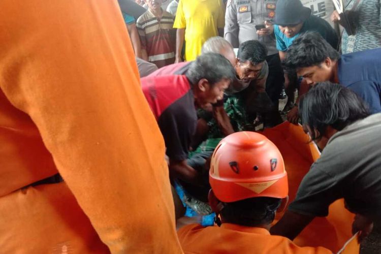 Dua warga Desa Nampu, Kecamatan Karangrayung, Kabupaten Grobogan, Jawa Tengah tewas tenggelam di dalam sumur kedalaman 8 meter di area persawahan tak jauh dari rumahnya, Jumat (24/2/2023) sore.