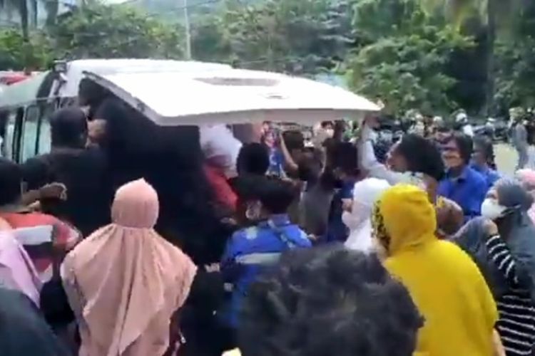 Warga Desa Balambano, Kecamatan Wasuponda, Kabupaten Luwu Timur, Sulawesi Selatan, mengambil paksa jenazah berinisial SU (31) seorang bidan Puskesmas yang sedang hamil 6 bulan dan meninggal setelah terpapar Covid-19