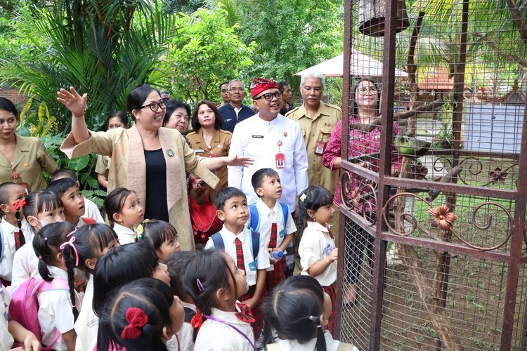 Bunda Literasi Kabupaten Tabanan Rai Wahyuni Sanjaya mengajak anak-anak TK Negeri Pertiwi belajar story telling bersama di Sanggar Kesenian Jayaning Singasana, Rumah Jabatan Bupati Tabanan, Senin (15/7/2024).