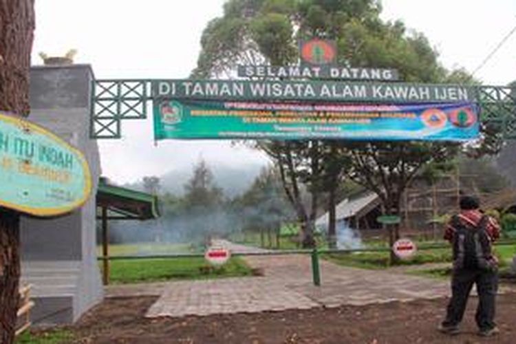 Pintu masuk kawasan wisata Kawah Ijen di Banyuwangi, Jawa Timur, terlihat tutup pada Senin (1/4/2013). Kawah Ijen kembali aktif. Petambang belerang pun tak berani mendekat ke kawah.

