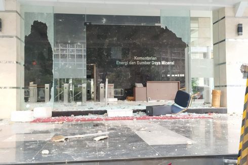 Massa Rusak dan Bakar Gedung Kementerian ESDM di Jalan MH Thamrin