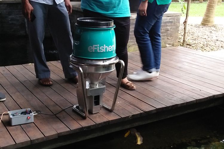 Pihak Manajemen pencipta EFishery memperagakan mesin penebar pakan ikan yang kini sedang diperkenalkan pada pelaku budidaya ikan di Lampung