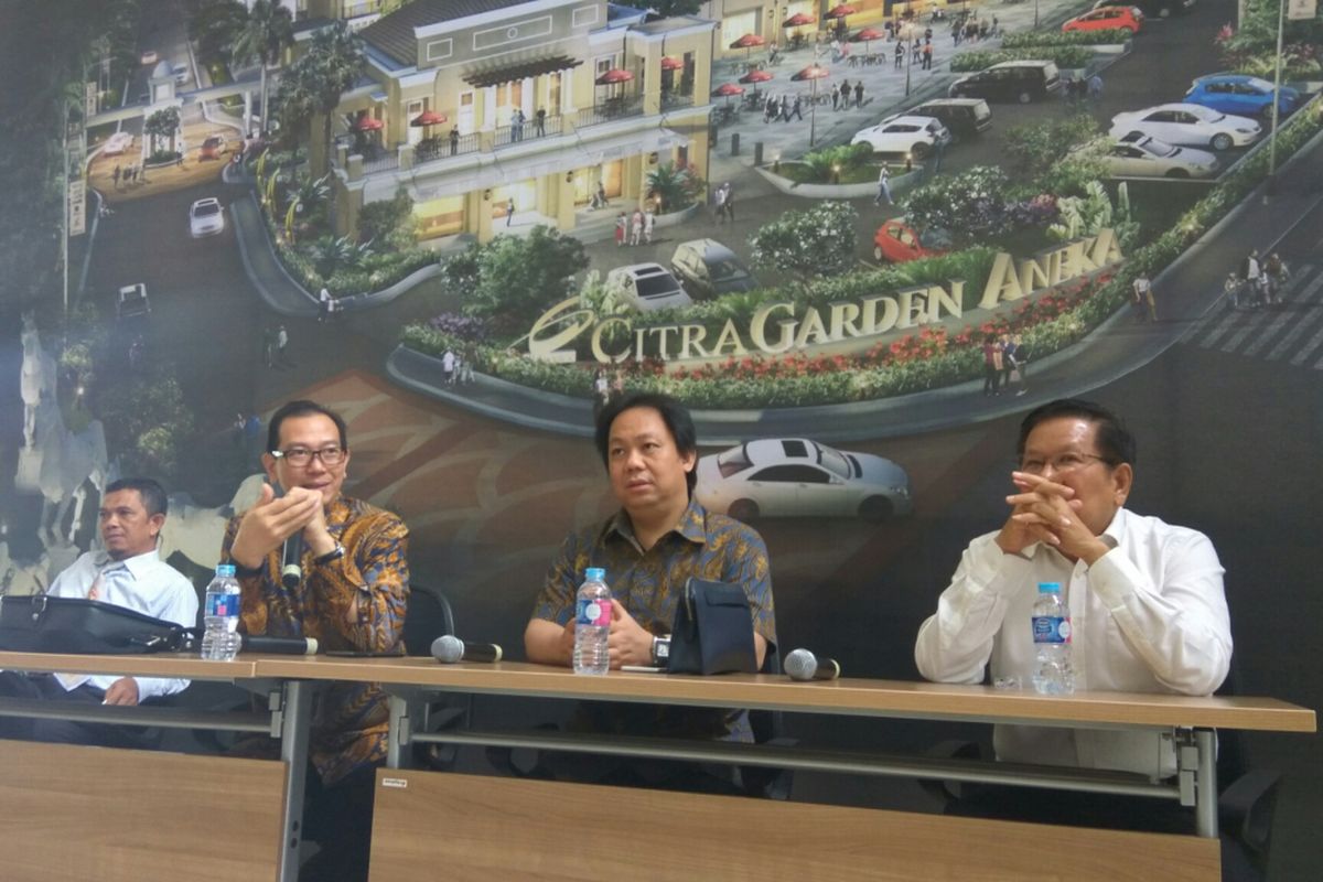 Direktur Ciputra Group, Meiko Handoyo (dua dari kiri) saat memberikan keterangan dalam media gathering di Pontianak, Kalimantan Barat (13/4/2017)