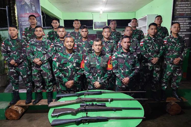 Personel Satgas Pamtas RI-PNG Yonif 132/BS menunjukan empat pucuk senjata api yang diserahkan oleh simpatisan TPN-OPM, Jayapura, Papua, Senin (26/6/2023)