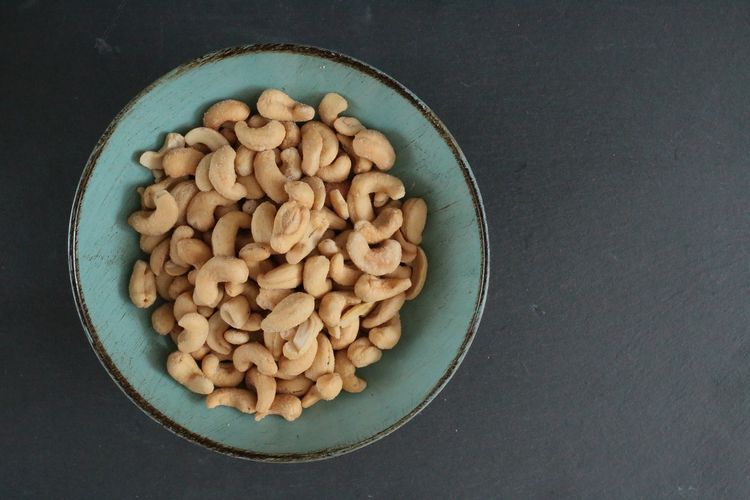 Ilustrasi kacang mete berbumbu. 